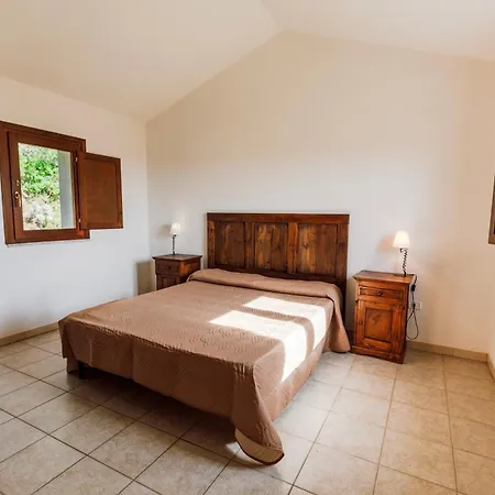 Isa - With Common Swimming-pool And Outdoor Private Area In Apartahotel Badesi