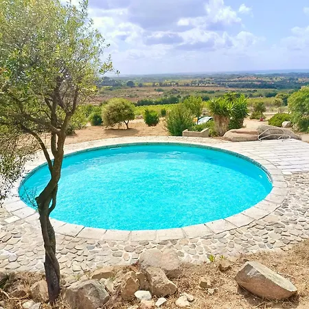 Isa - With Common Swimming-pool And Outdoor Private Area In Бадеси